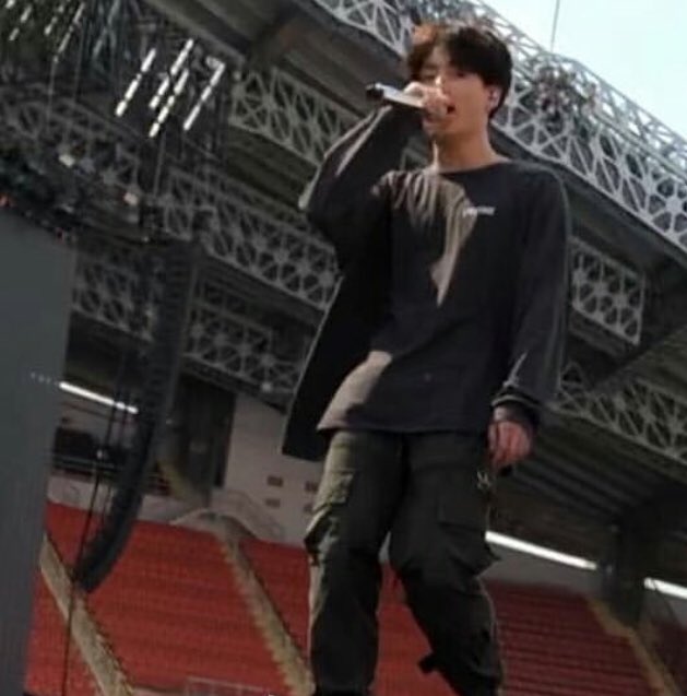 jinkookfolder's tweet photo. sound check jungkook hits different.. https://t.co/32lrOinjrK