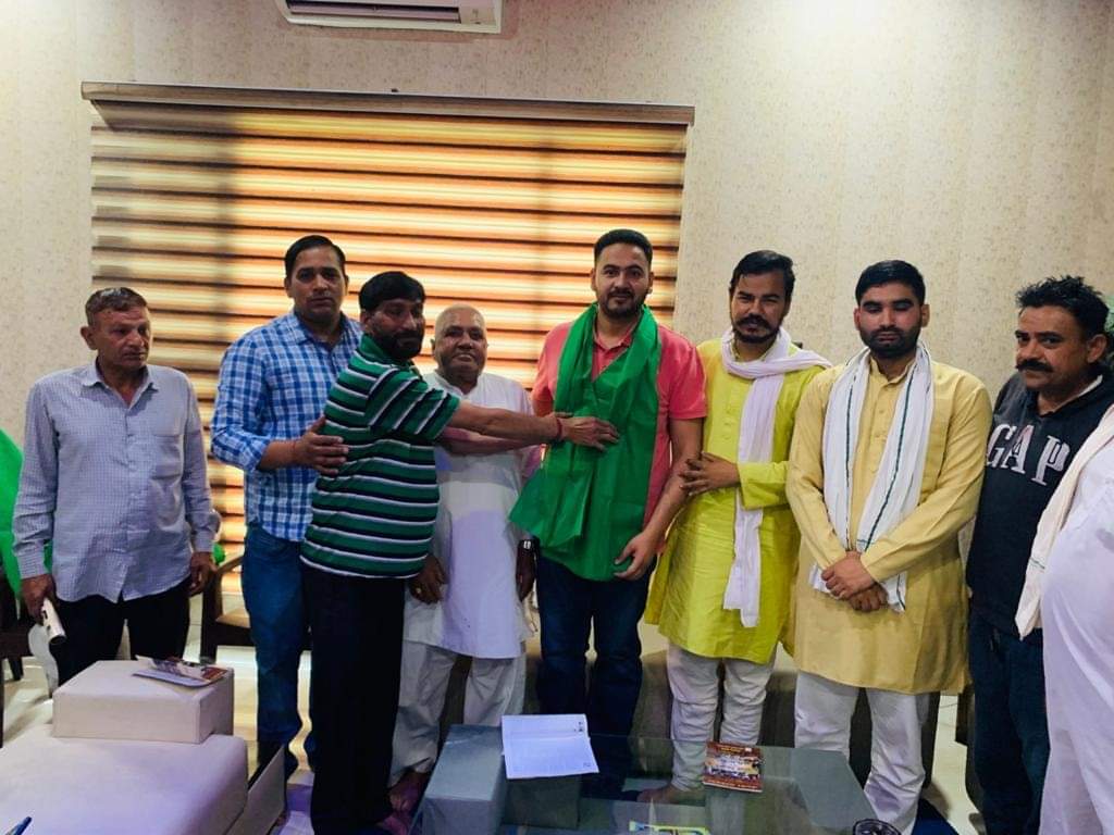 KoharAbhimanyu's tweet photo. संयुक्त किसान मोर्चा की आईटी सेल के हेड भाई बलजीत सिंह संधू का गगसिना गाँव में पहुंचने पर दलित भाईचारे ने गर्मजोशी से स्वागत किया। भाई बलज���त सिंह संधू ने किसान आंदोलन की आवाज़ को दुनिया के कोने-कोने तक पहुंचाने का काम किया है। https://t.co/Kviw9BNuka