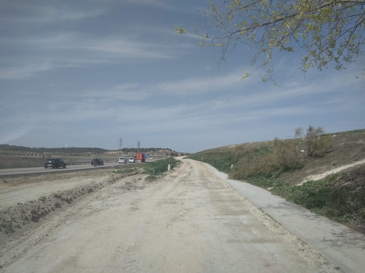 Ayto_Valdemoro's tweet photo. Las obras de acondicionamiento que @ComunidadMadrid lleva a cabo en la vía pecuaria que discurre paralela a la M-404, desde el CEIP Maestro Román Baíllo hasta el Pozo de San Pedro, es una buena noticia para quienes la transitan. https://t.co/0UpRkv8wnO