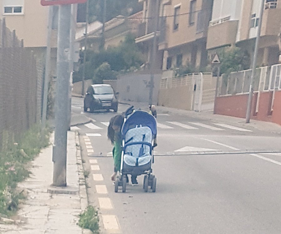 ConxiA's tweet photo. Está pasando. Las farolas invaden las aceras y las personas nos vemos obligadas a reclamar el derecho a la movilidad sostenible @AytoMurcia https://t.co/Ad0F7OKWFF
