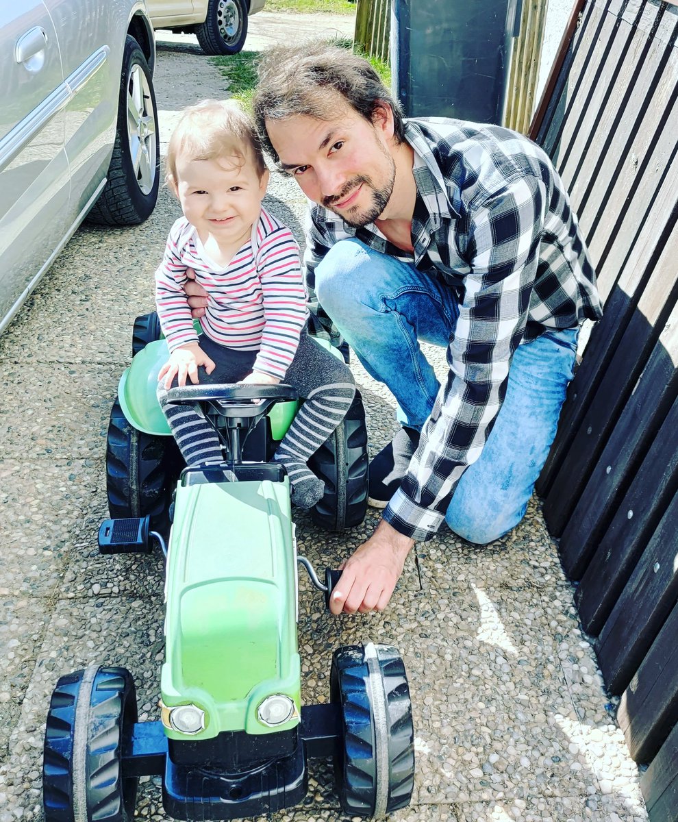 XarocTV's tweet photo. Erstes Fahrzeug ist halt immer was besonderes!
Beide sind super stolz!
#vater #vaterstolz #sohn #traktor #erstesfahrzeug #erstesauto #tretauto https://t.co/0ly2cIaWEr