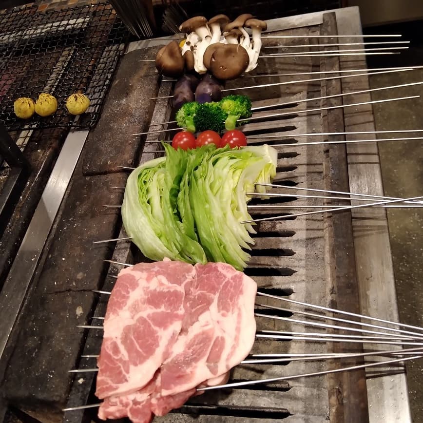 sumikappokitano's tweet photo. 本日もご来店ありがとうございます。

明日03/30火曜ランチ
さわら柚庵＆たい塩焼き
ほっけ一夜干し
さつきポーク
野菜１０種
初がつお丼

あと、1500円ですがお刺身定食あります!

写真は、これから炭火で焼かれる食材達です。
生で食べることの多い野菜も、炭火で焼くとグッと甘みが引き立ちます! https://t.co/IY6a8GCA1K
