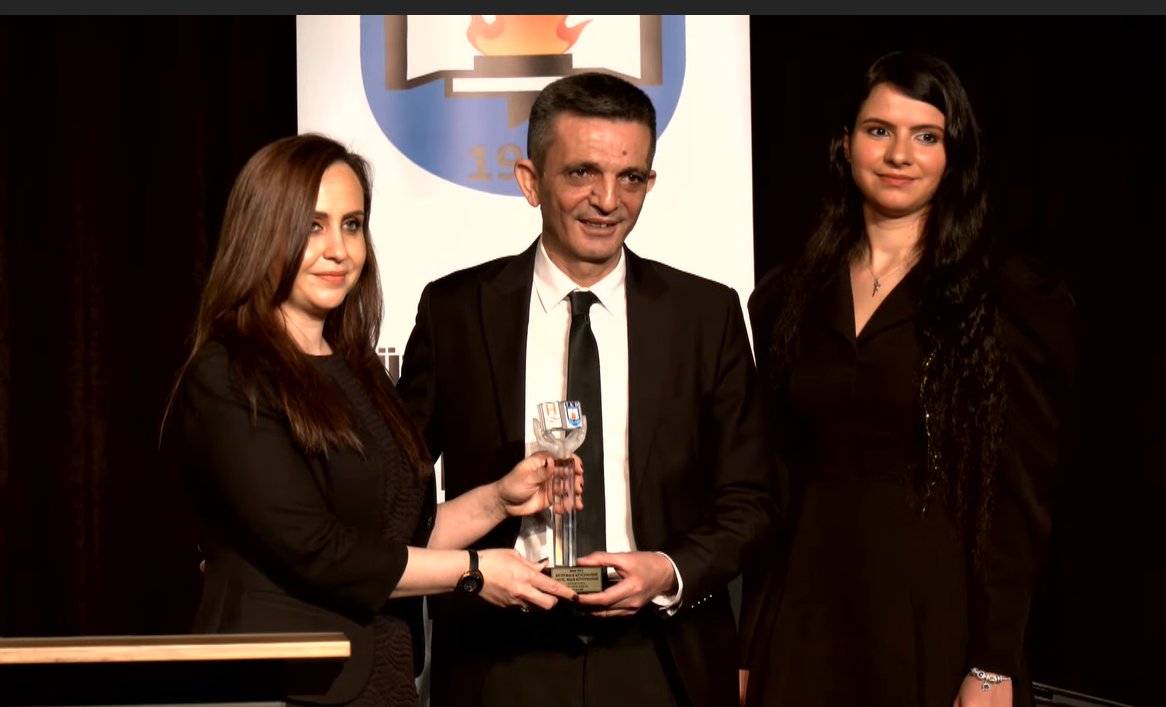 #KütüphaneHaftası'nda geleneksel olarak verdiğimiz yılın “En Başarılı Kütüphane Ödülü"nü hafta açılış töreninde TKD Genel Başkanı <a href="/kartalaf/">Ali Fuat Kartal</a>  
Van İl Halk Kütüphanesi Müdürü Aysun Dinçer Bekdemir'e takdim etti.
#vanilhalkkütüphanesi #EnBaşarılıKütüphaneÖdülü
<a href="/Vankutup/">Van İl Halk Kütüphanesi</a>