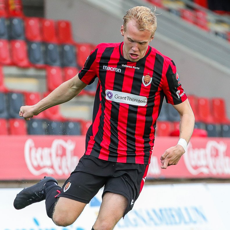 Viktor Örlygur Andrason hefur framlengt samning sinn við Víking um þrjú ár. 

Viktor á að baki 44 leiki fyrir meistaraflokk og í þeim hefur hann skorað eitt mark. Viktor á að auki 18 landsleiki þar sem hann hefur skorað 2 mörk og hefur komið við sögu í öllum yngri landsliðum.