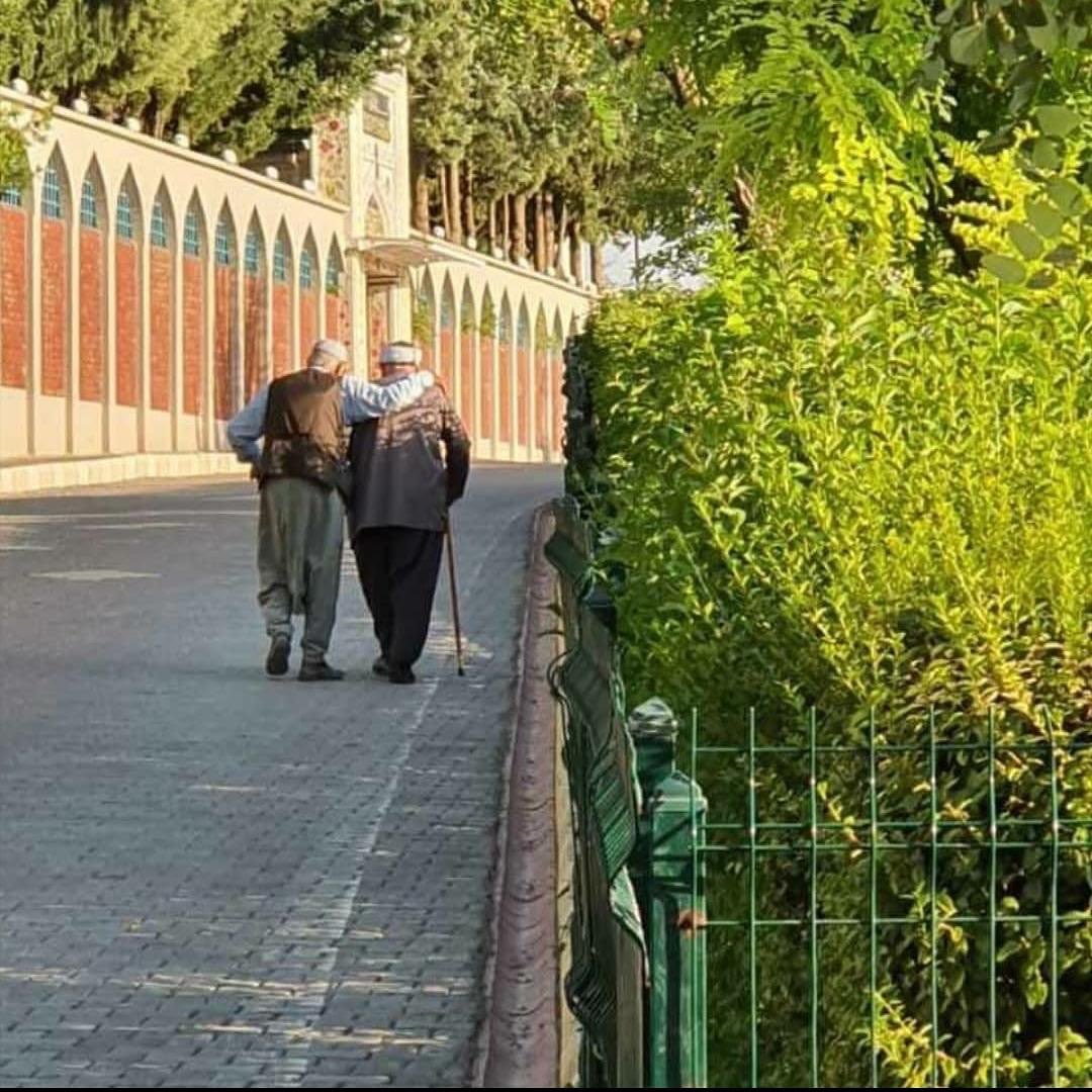 قال سفيان رحمه الله

أعجز الناس من فرط في طلب الإخوان، وأعجر منه من ضيع من ظفر به منهم.

Süfyan Rahimehullah dedi ki ;

İnsanlarin en acizi kardeş bulmayı beceremeyendir.Ondan daha âcizi ise, bulduğu kardeşlerini kaybedendir.