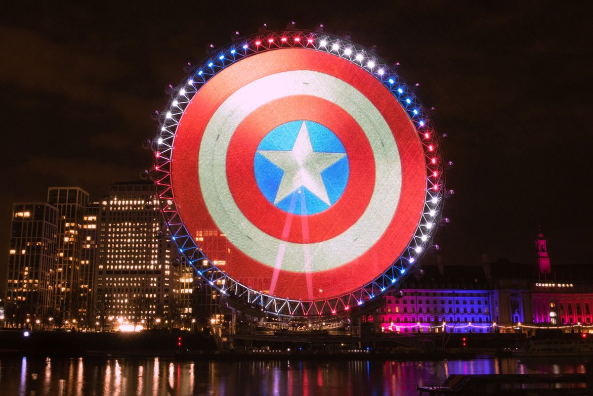 HomemadeMk's tweet photo. Para el lanzamiento de #FalconYElSoldadoDeInvierno🦸 el equipo #Disney proyectó el escudo del #CapitánAmérica🎯en puntos famosos del mundo, como el #LondonEye🎡. ¡Usando la técnica #ProjectionMapping, el truco dio resultados espectaculares!

#Publicidad #Marketing #OOH #Marvel https://t.co/5nt0HEyDXA