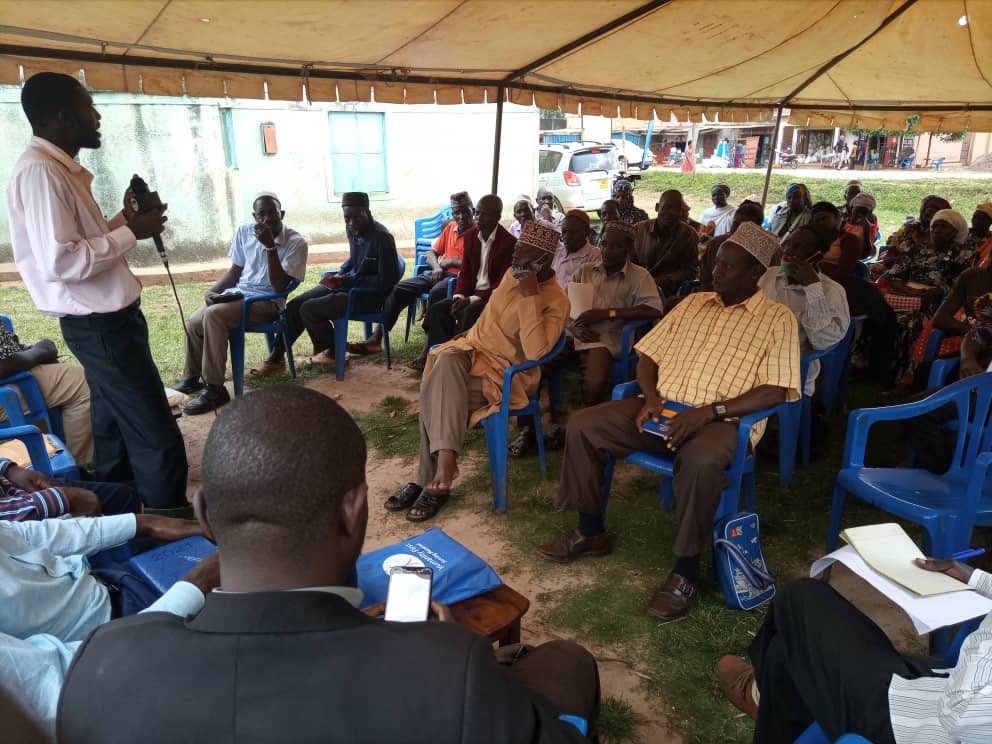 AWMubashir1's tweet photo. Een bijeenkomst georganiseerd door Humanity First Uganda met boeren in het Kamuli-gebied van Oeganda om ideeën uit te wisselen over moderne landbouwtechnieken, #HumanityFirstNL #ServingMankind https://t.co/Q6DqU59lWG