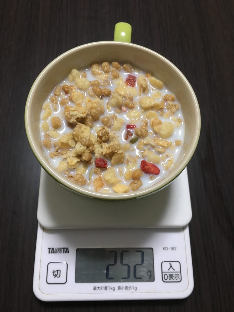 坂野晃太 オンライン栄養コンサルkalin フルグラは増量飯 油で揚げたグラノーラに ドライフルーツは水分がぬけて質量あたりの カロリーがグッと高く 果糖はお米のブドウ糖より3倍内臓脂肪になりやすい 牛乳はマグカップ1杯でからあげクン3つ分の脂質 1