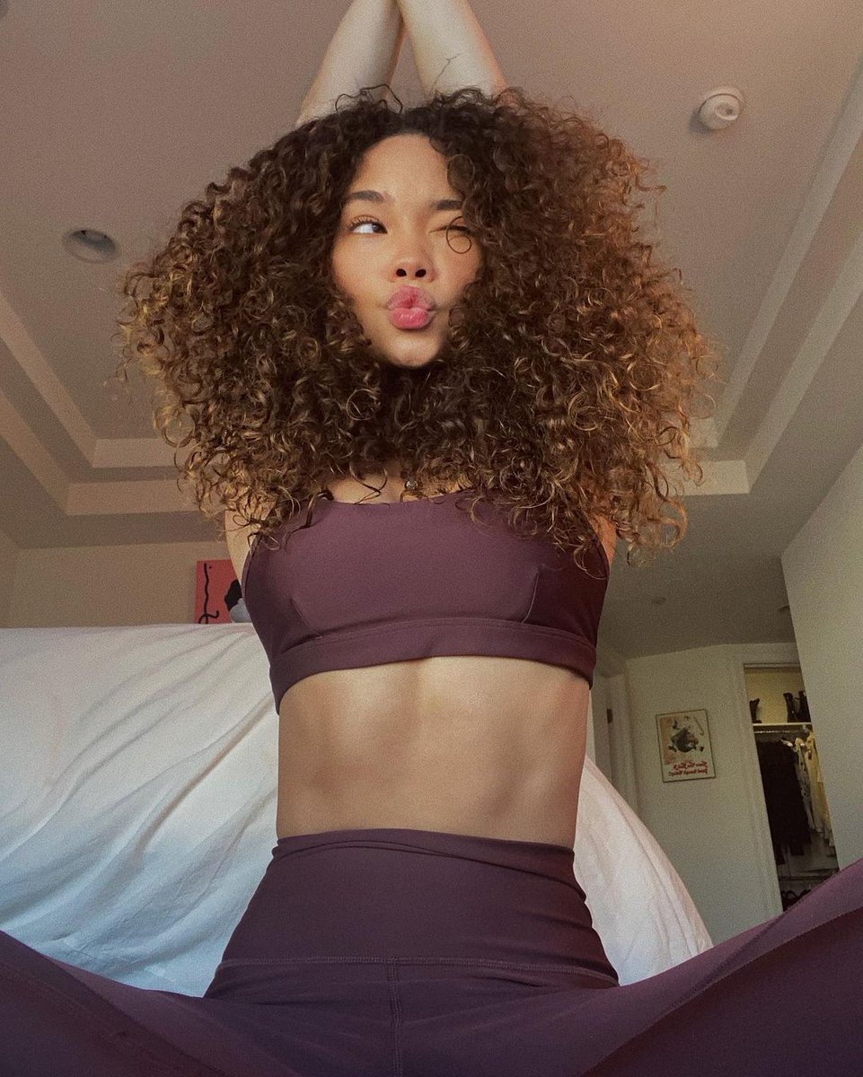 Intento número 100 de hacer ejercicios en la mañana y tratar de llevar una vida más activa, como mi esposo... ¡Antes de que Connor despierte!

Buenos días ❤

#FreeRol