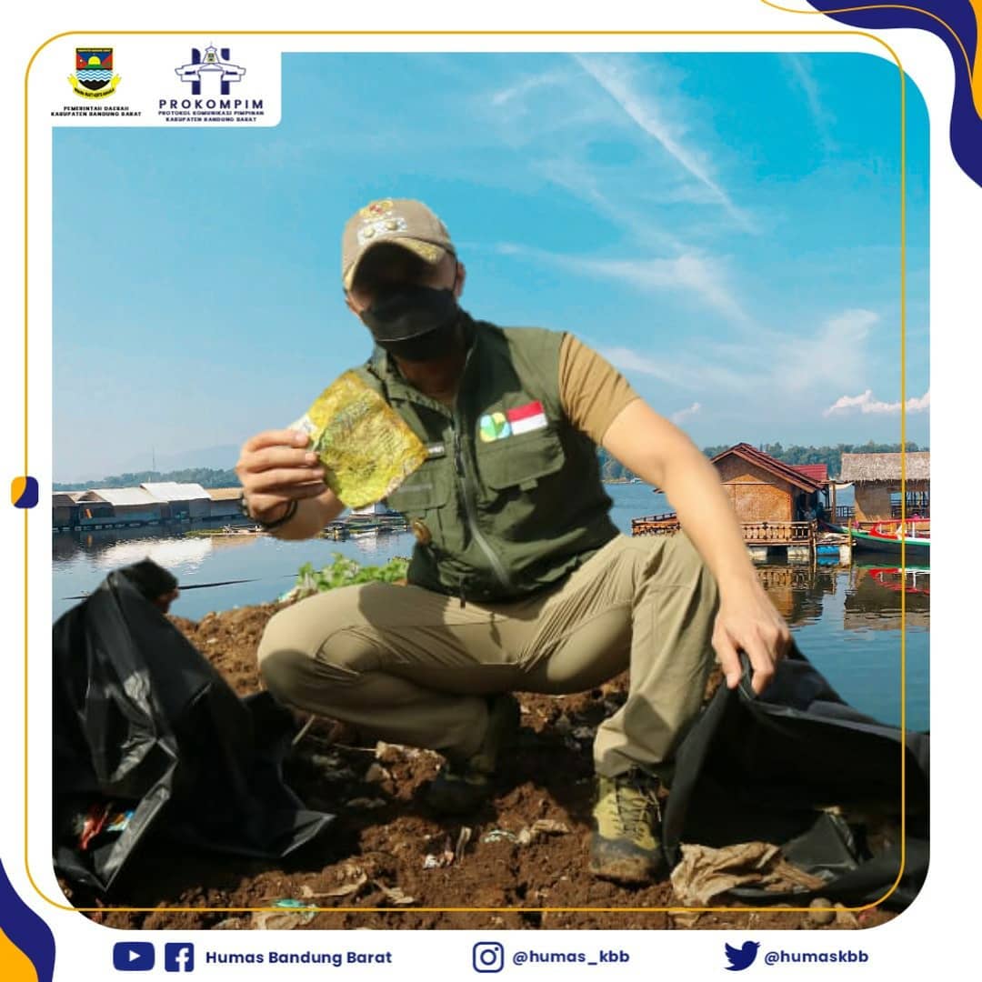 HumasKBB's tweet photo. Wakil Bupati Bandung Barat  @Hengkychova didampingi Dansektor 9 Satgas Citarum Harum beserta seluruh stakeholder terkait melakukan pemungutan sampah dan penanaman pohon disekitar Sektor 9 Sungai Citarum Wilayah Cihampelas Saguling.
https://t.co/O77tFrihRc
@Hengkychova https://t.co/x1ku3tHBpZ