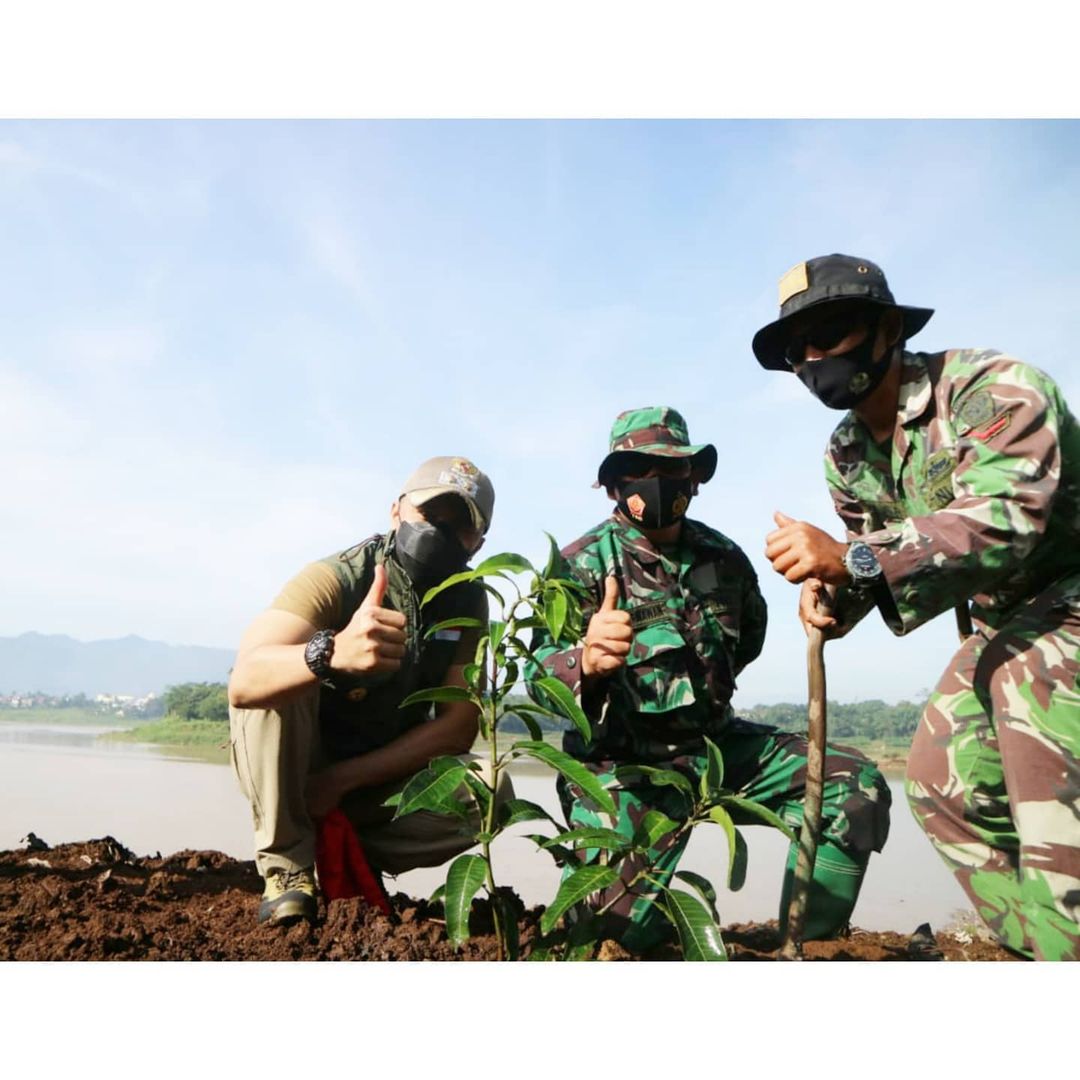 HumasKBB's tweet photo. Wakil Bupati Bandung Barat  @Hengkychova didampingi Dansektor 9 Satgas Citarum Harum beserta seluruh stakeholder terkait melakukan pemungutan sampah dan penanaman pohon disekitar Sektor 9 Sungai Citarum Wilayah Cihampelas Saguling.
https://t.co/O77tFrihRc
@Hengkychova https://t.co/x1ku3tHBpZ