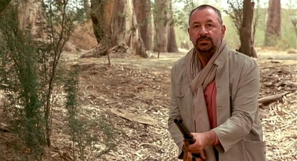 À 20h50 sur @France5tv l’hommage à #BertrandTavernier continue avec son magistral «Coup de torchon» (1981). Une adaptation grinçante de Jim Thompson qui plonge un #PhilippeNoiret au bout du rouleau dans une spirale meurtrière au cœur de l’Afrique coloniale. Avec un casting dément