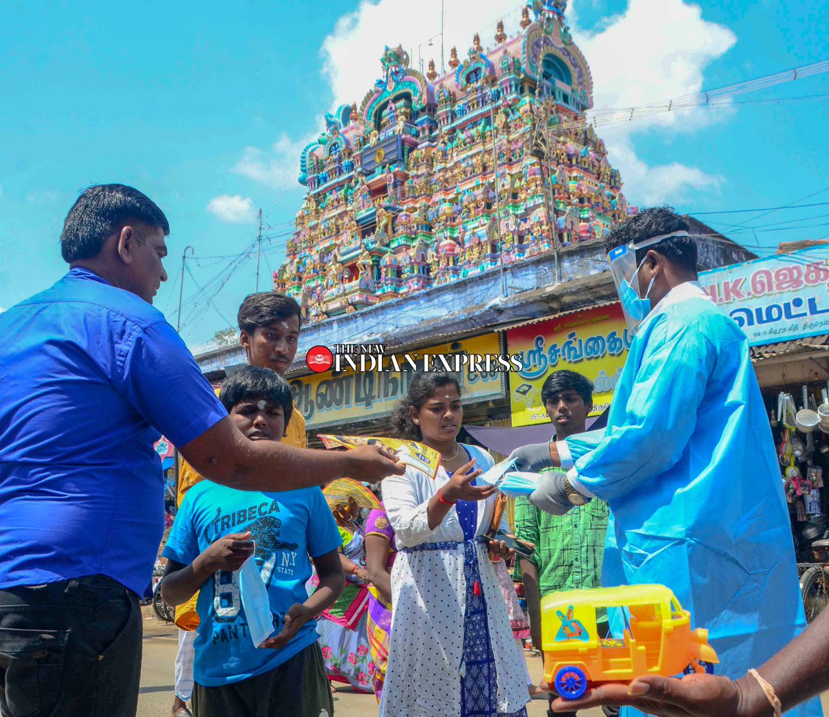 KARTHIKALAGU86's tweet photo. Wearing #PPEKit, Tirunelveli #constituency #Independent  #candidate  Sridhar #innovatively #campaigns spreading awareness to #wear #facemask  among the public at Nellaiappar https://t.co/n7Z5gu1dtd PHOTO  @KARTHIKALAGU86 @shibasahu2012 @haisat2005 @xpresstn @NewIndianXpress https://t.co/kq0Xu1bCez