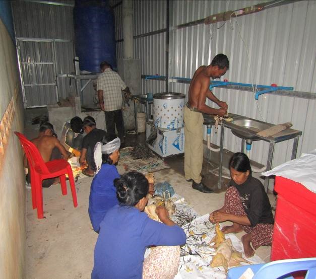 AsiaPacFarmers's tweet photo. Smallholder farmers in Cambodia produce chickens to earn income for their livelihood. In these photos, they show how chickens are raised on their farms and prepared for selling to the market. https://t.co/LadLLLXnpP https://t.co/imLxMA8oPG