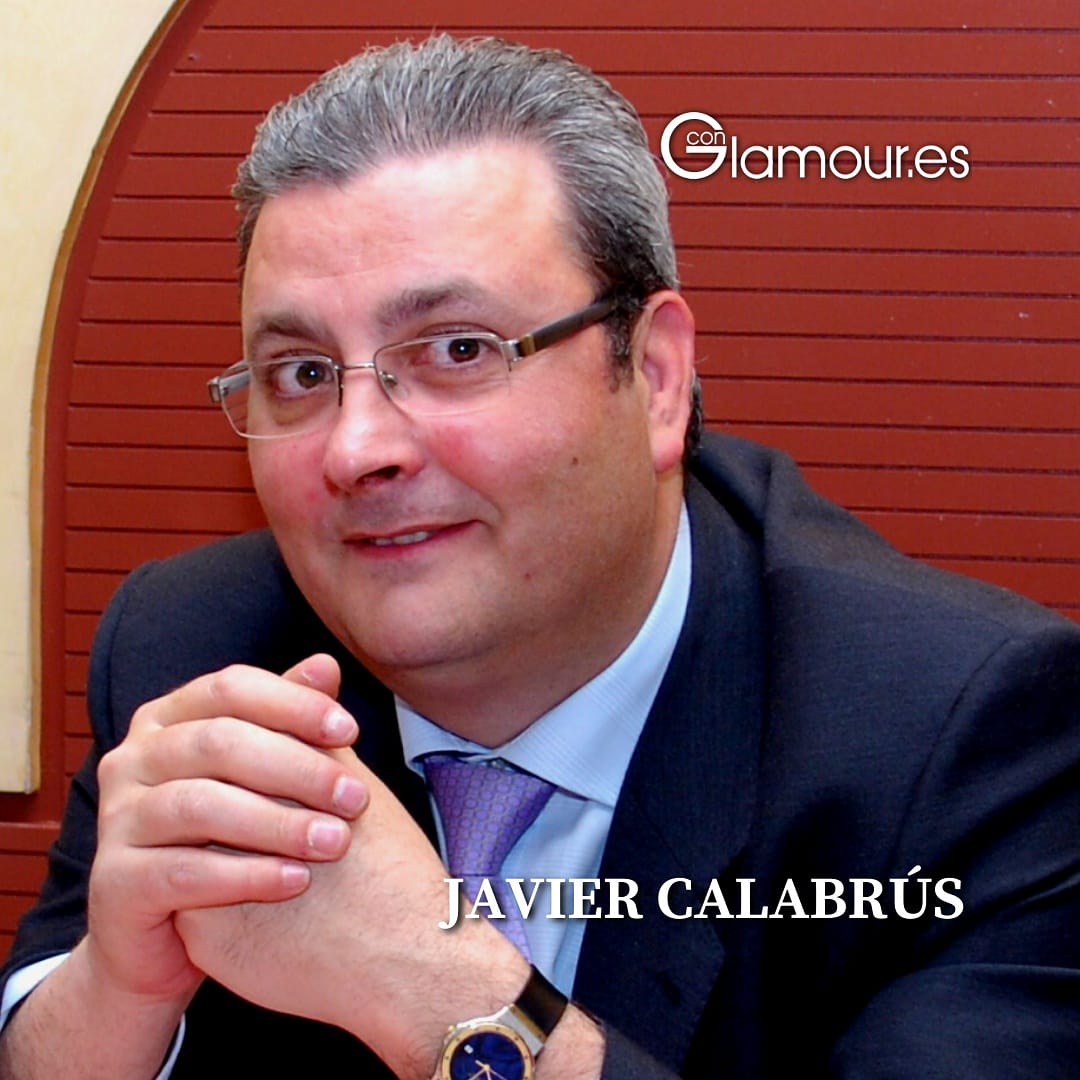 conGlamour_'s tweet photo. ⚫ Hoy hace un año que despedimos con incredulidad, conmoción y mucho dolor a nuestro querido amigo #JavierCalabrús.
Hoy aún nos cuesta creer que ya no estés y queremos recordarte en esta última entrevista con todo nuestro respeto y cariño. 
#ConGlamourMagazine #ViajesCalabrús https://t.co/2pAvOkbR7o