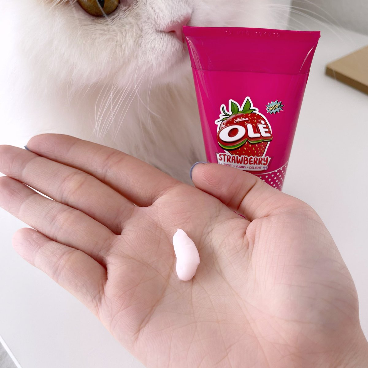 แฮนด์ครีมของโอเล่อันนี้หอมมากเลยฮาพพพ กลิ่นเหมือนลูกอมโอเล่เป้ะ แต่มาในแบบ hand and body cream ทาแล้วอยากหม่ำมือตัวเองเบย ชุ่มชื้นดี ไม่เหนอะหนะ หยิบจับอะไรต่อได้ไม่ต้องรอซึมลงผิวนาน ไปเกาหัวแงวต่อตอนนี้หัวจ้มกลายเป็นกลิ่นโอเล่ไปแล้วฮาพ5555 #หวานสดใสหอมติดผิว