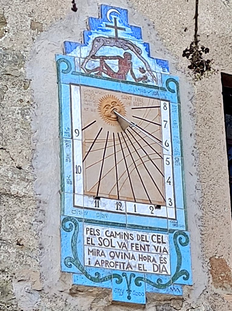 caledelspagesos's tweet photo. Per fer el càlcul correcte d'un Rellotge de Sol Vertical Declinant a partir de la declinació de la paret (graus), l'orientació de la paret (llevant o ponent) i de la latitud geogràfica (graus), teniu una taula a la web de la Societat Catalana de Gnomònica.
https://t.co/fmIjFiza1c https://t.co/9Hu8r6TVX8
