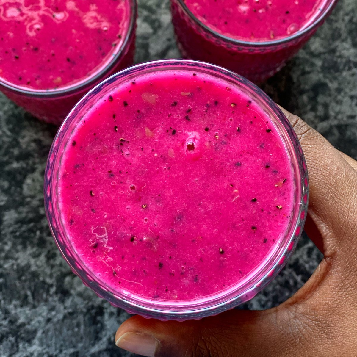 zola_nene's tweet photo. DRAGONFRUIT, GRAPE &amp; MANGO SMOOTHIE 
.
Good morning! Happy Monday 😊
.
.
#zolanene #smoothie #breakfast #dragonfruit #colourful #drink https://t.co/euWH1SWUJ9