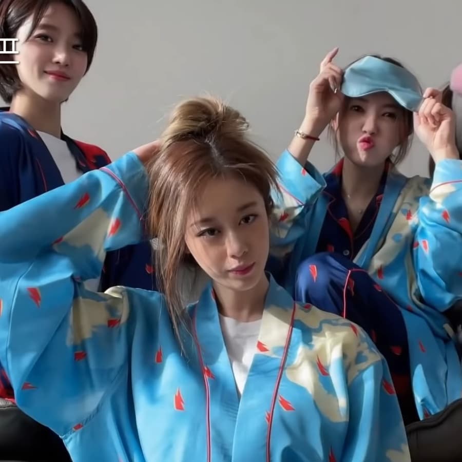 layeon_japan's tweet photo. T-ARA(ジヨン、ヒョミン、ウンジョン)が
テレビ番組(ON&amp;OFF)出演時に着用した
freiknockのパジャマ👚
韓国のアパレルブランドの一つです🥰

プリントが鮮やかですよね😊

#freiknock #フライノック #パジャマ #ガウン #ティアラ #オンアンドオフ #韓国ファッション #韓国美容 #韓国情報 https://t.co/CQnTIu3A3U