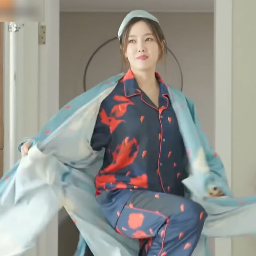 layeon_japan's tweet photo. T-ARA(ジヨン、ヒョミン、ウンジョン)が
テレビ番組(ON&amp;OFF)出演時に着用した
freiknockのパジャマ👚
韓国のアパレルブランドの一つです🥰

プリントが鮮やかですよね😊

#freiknock #フライノック #パジャマ #ガウン #ティアラ #オンアンドオフ #韓国ファッション #韓国美容 #韓国情報 https://t.co/CQnTIu3A3U