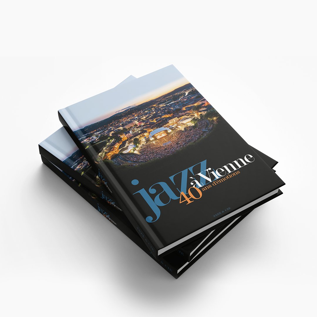 📚 [JAZZ À VIENNE, 40 ANS D'ÉMOTIONS - LE LIVRE] // À l'occasion des 40 ans de Jazz à Vienne, le festival revient sur quatre décennies de musique ! 
📅 Disponible en librairie le 3 juin 2021 - 24,90€
👉 Précommandes dès aujourd'hui sur jazzavienne.com