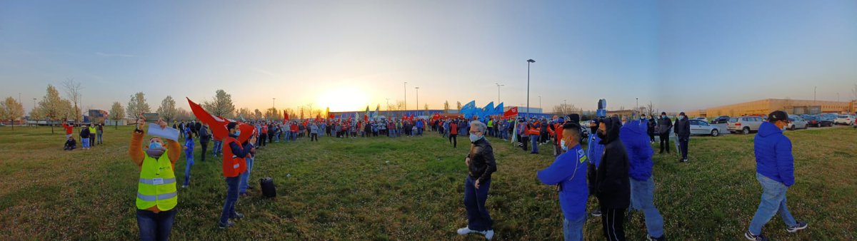 FiltCgil's tweet photo. 🟥 Dall'alba iniziato #scioperonazionale lavoratrici e lavoratori #trasportomerci #logistica #spedizioni. Chiedono rinnovo #contrattonazionale. Addetti ai #magazzini, #camionisti, #corrieri sono essenziali ma oggi sono sostanzialmente arrabbiati! @cgilnazionale @collettiva_news https://t.co/URvf7q4WWp