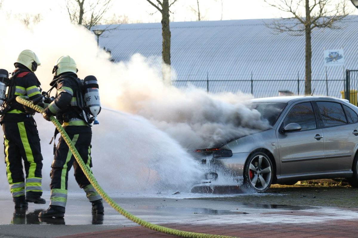 Auto uitgebrand op de Sportlaan in Drachten -.