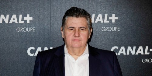 FranceNews24's tweet photo. 🔴 SUIVI - #FaitsDivers : Violences sexuelles : l'éditeur du jeu #FIFA met fin à sa collaboration avec Pierre #Ménès. #JeNeSuisPasUneSalope #PierreMenesOut #PierreMenes #PierreMenesestunporc #Metoo https://t.co/hgKRsxGr5w