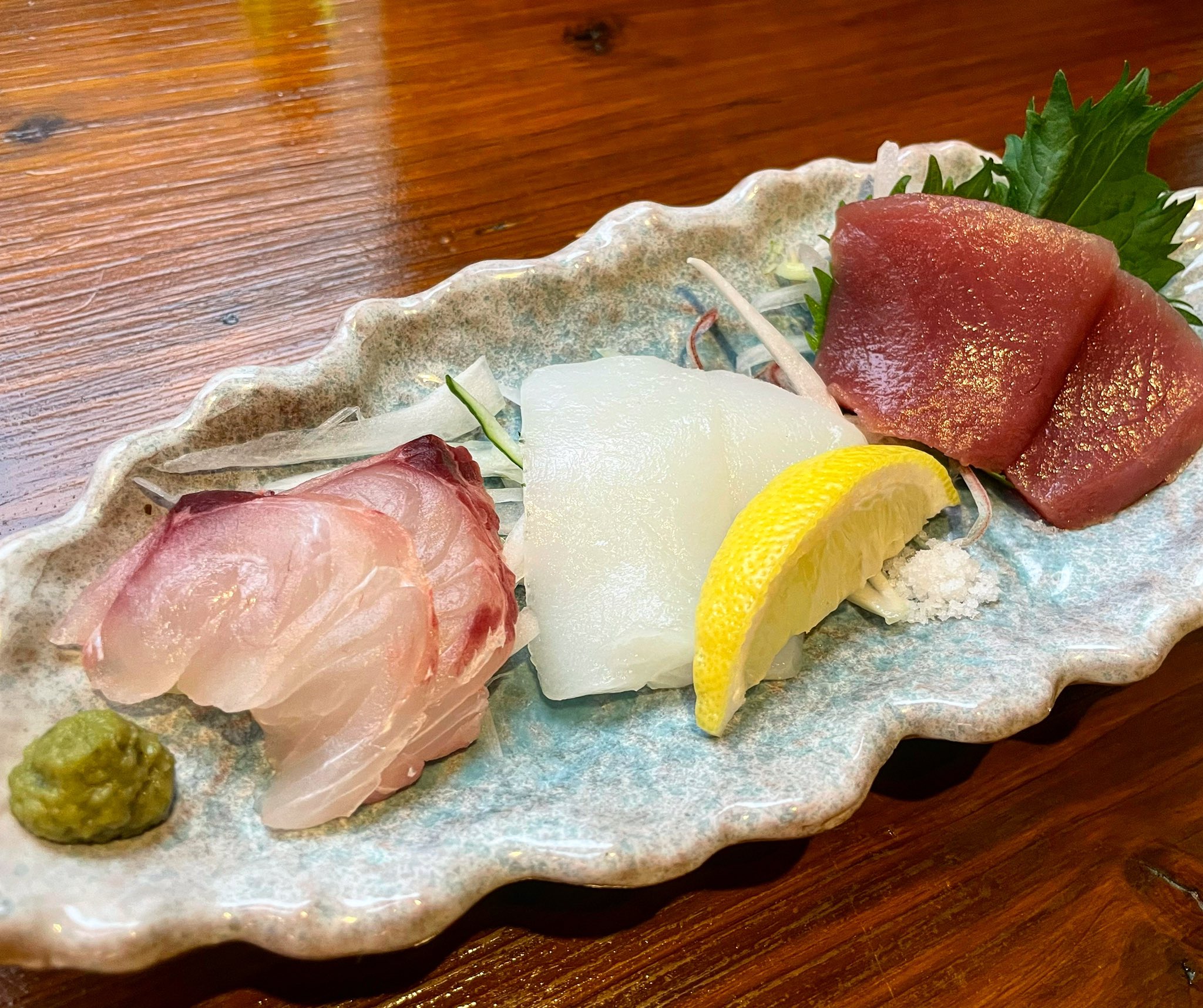 沖縄居酒屋 遊び庭 あしびなぁ 津田沼 沖縄直送 沖縄の近海魚のお刺身仕入れました 左から シチューマチ シマアオダイ ソデイカ ちゅらうみマグロ です 新鮮なうちに食べていただきたいので ガンガンおすすめしていきますよ 遊び庭