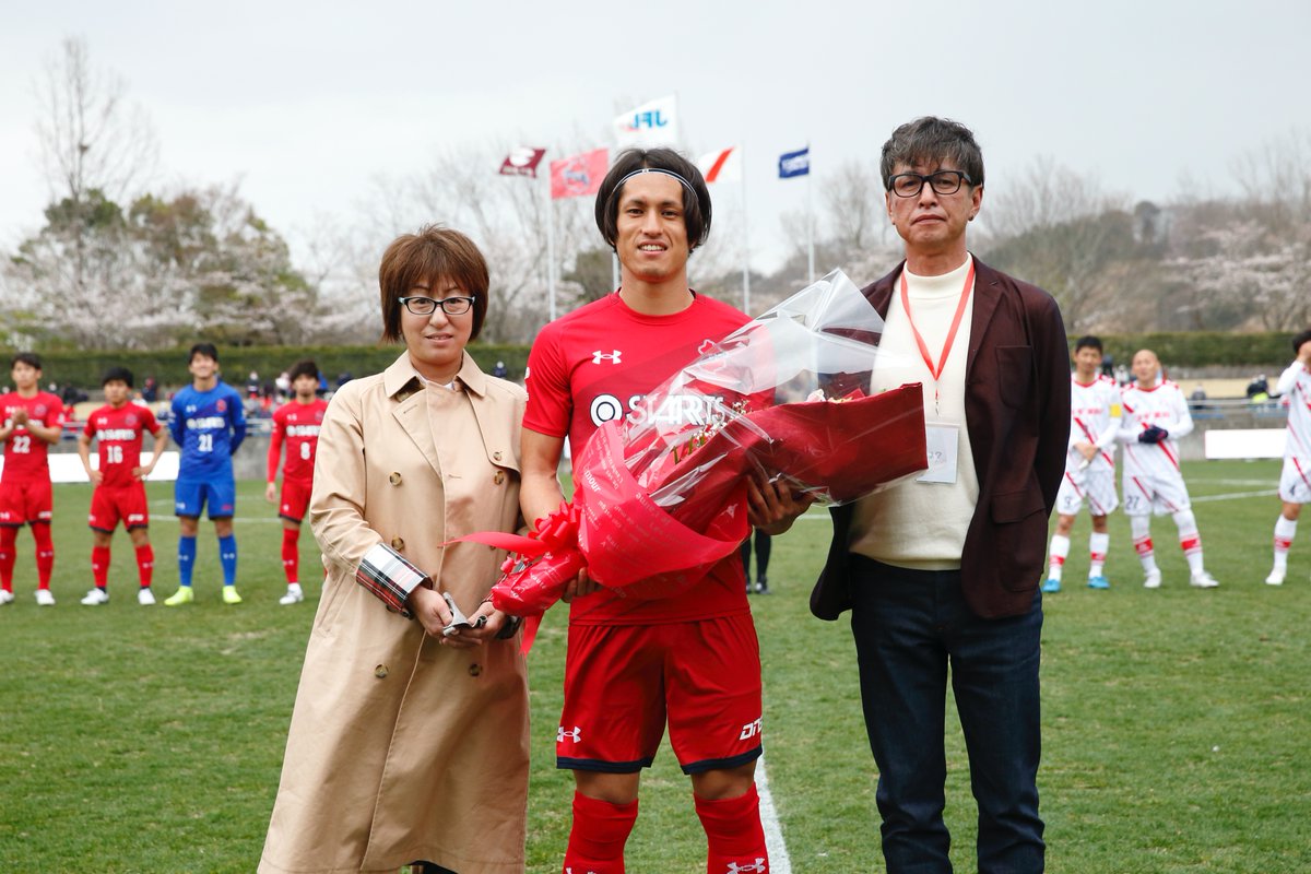 21 3 28 Homegame Jfl 通算100試合出場を達成した 鈴木翔大 選手にご両親から花束贈呈 おめでとうございます 21 03 29 いわきfc ニュース ぐるっといわき 21 3 28 Homegame Jfl 通算100試合出場を達成した 鈴木翔大 選手にご両親から花束贈呈 おめでとうございます 21 03 29 いわきfc ニュース ぐるっといわき