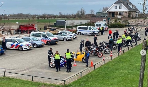Politie controleert motoren op rivierdijk - ..