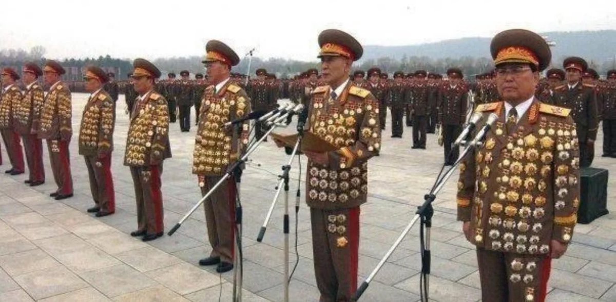 UnSrdeBarcelona's tweet photo. La mejorar arma para invadir Corea del Norte sería un imán. https://t.co/ZTH3tCw3pu