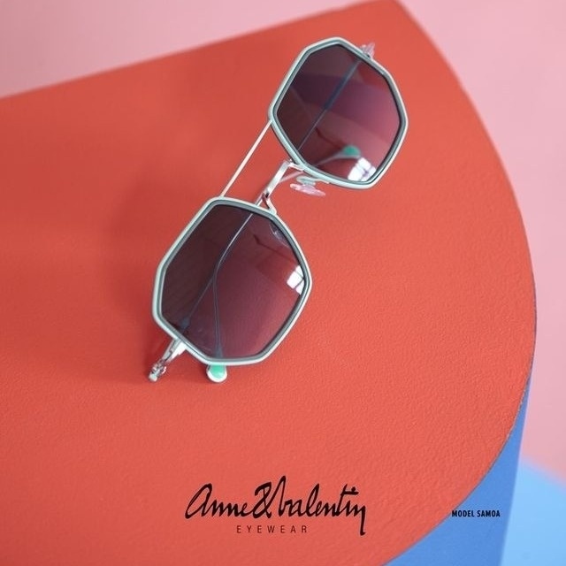 Heptagon Anne Et Valentine sunglass with a grad tinted lens offering ultimate style and function. Book in now for your Glimpse Experience.