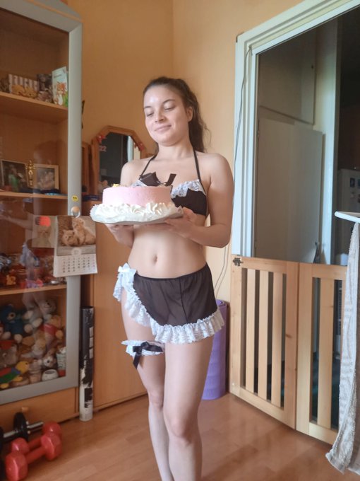 Előh&uacute;sv&eacute;tra kaptam ezt a gy&ouml;ny&ouml;rű tort&aacute;t 🤗 nagyon fini, k&ouml;sz&ouml;n&ouml;m sz&eacute;pen!  Legyen csod&aacute;s napotok! 😇Puszim