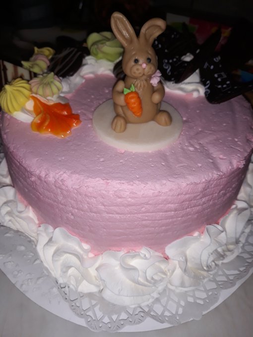 Előh&uacute;sv&eacute;tra kaptam ezt a gy&ouml;ny&ouml;rű tort&aacute;t 🤗 nagyon fini, k&ouml;sz&ouml;n&ouml;m sz&eacute;pen!  Legyen csod&aacute;s napotok! 😇Puszim