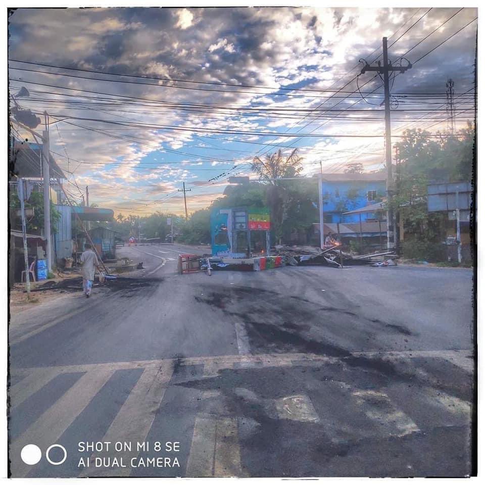 Pactricia11's tweet photo. 29th morning situation of Kawthoung in Myanmar. Please take a look at how a pleasant town turned to chaos because of the dictatorship. 😭 #WhatsHapppeningInMyanmar  #HowManyDeadBodyNeedForUNtoTakeAction  #CRPH https://t.co/SBMnDHOtxW