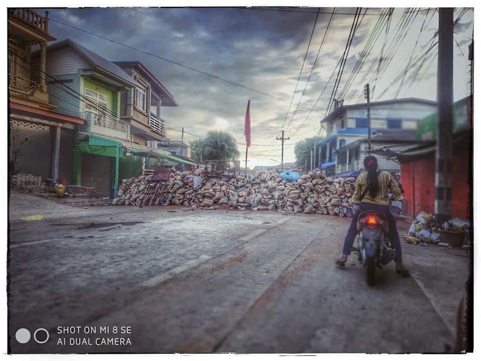 Pactricia11's tweet photo. 29th morning situation of Kawthoung in Myanmar. Please take a look at how a pleasant town turned to chaos because of the dictatorship. 😭 #WhatsHapppeningInMyanmar  #HowManyDeadBodyNeedForUNtoTakeAction  #CRPH https://t.co/vtTOkwJaRU