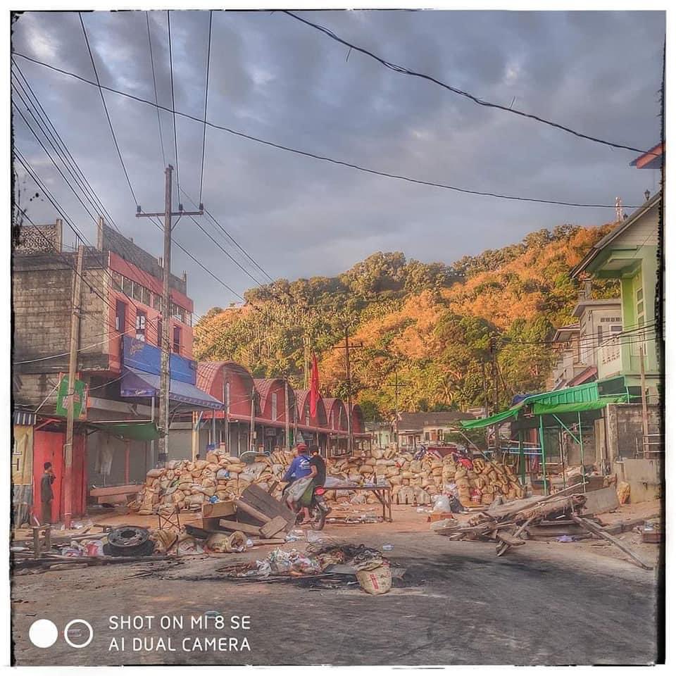 Pactricia11's tweet photo. 29th morning situation of Kawthoung in Myanmar. Please take a look at how a pleasant town turned to chaos because of the dictatorship. 😭 #WhatsHapppeningInMyanmar  #HowManyDeadBodyNeedForUNtoTakeAction  #CRPH https://t.co/eFTgGHC7Mh