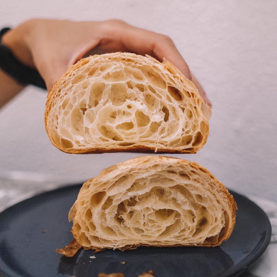 paidonnnn's tweet photo. ร้านครัวซองต์ชื่อดังจากนางลิ้นจี่บุกใจกลางเมืองแล้วววว 

Wondering cafe &amp; bakeshop 🥐
เป็นร้านครัวซองต์ที่เพชรชอบ top 5 เลยสำหรับร้านนี้ ดีใจมากเค้ามาเปิดที่เซ็นทรัลชิดลมแล้ว ใกล้บ้านขึ้นมากๆ ลงบีทีเอสก็ถึงเลย สาขานี้อยู่ในห้างอาจจะเล็กกว่านิดน��งแต่ที่นั่งมีเหลือเฟือเลย https://t.co/3xWjWf13kw