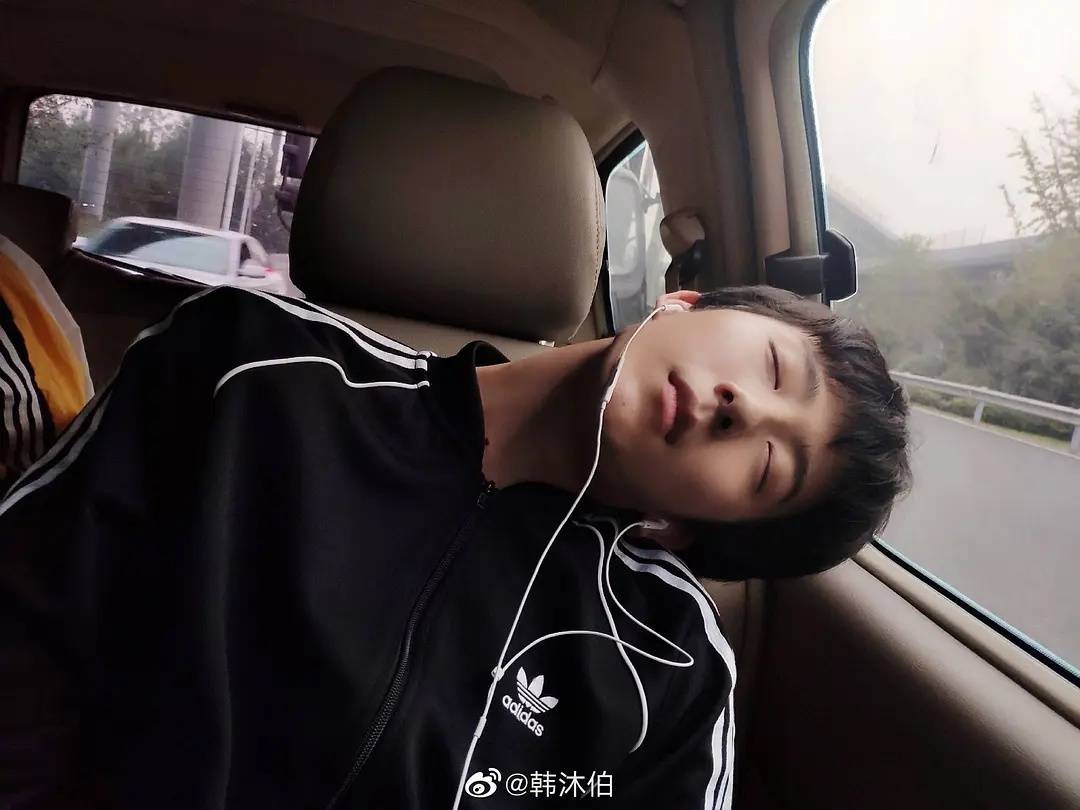 deathbyrarepair's tweet photo. Thank you, Han Mubo, for this photo of #HaoFushen #郝富申 sleeping in the car, but this boy has some special skill 🤣 How do you even fall asleep like that?! His poor neck 😅 https://t.co/oZfSDihCbi
