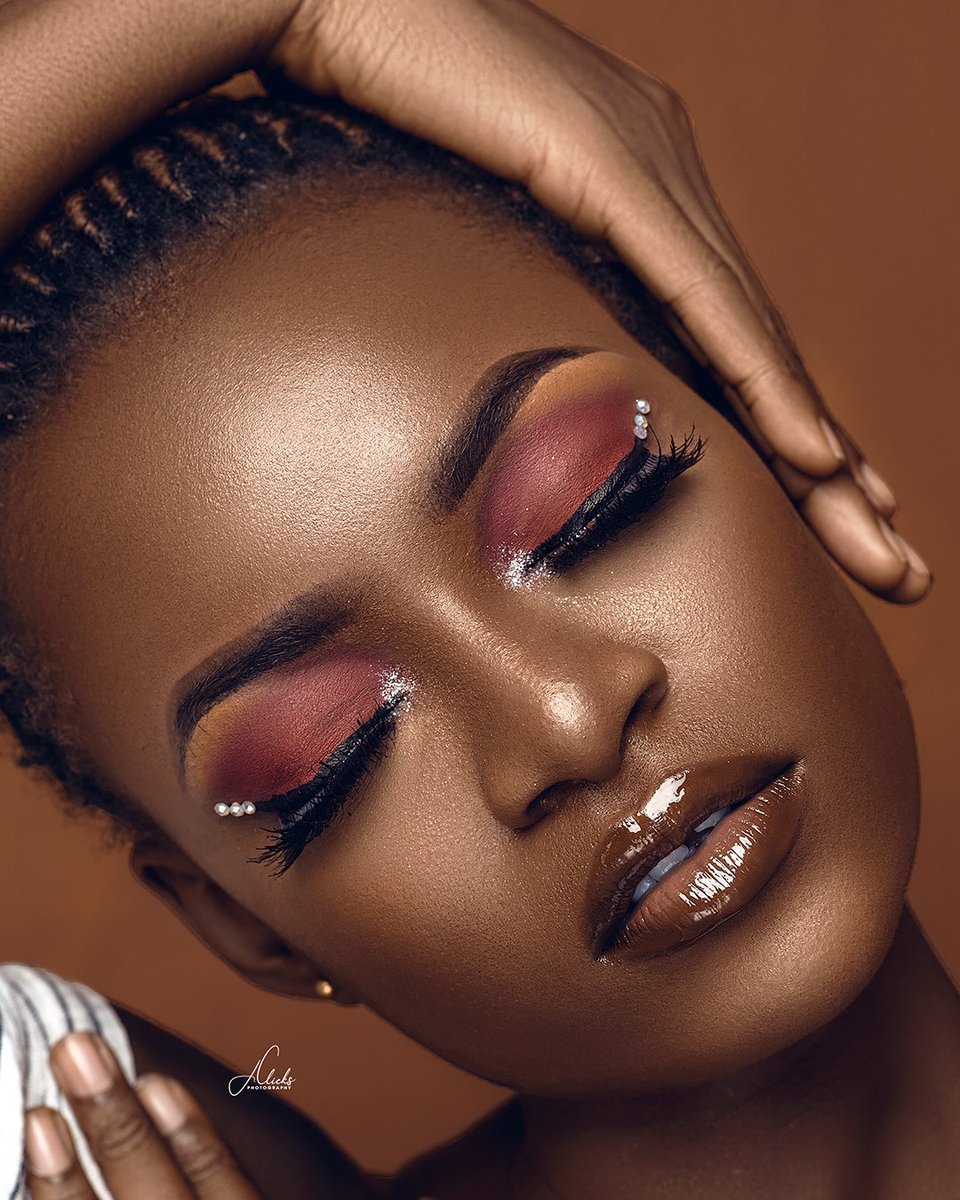 rheny_'s tweet photo. Happy New Week💖💖

"LESS IS MORE" Series
Framed and retouched by @jclicks_ 
Muse @becky_ola 
Mua @Mo_renikeh (rheny_glamour) https://t.co/4PP9hiJKtN