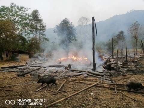 JuJuu010101's tweet photo. @MarkCutts Local ethnic Karen people Fleeing due to air strikes.Please look carefully how our children are running and hiding away from bombing.#CrimesAgainstChildren #CrimeAgainstHumanity #WhatsHappeningInMyanmar #SaveChildrenInMyanmar https://t.co/restOqlTWq