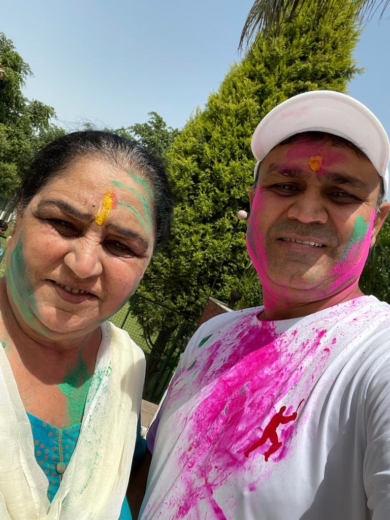 virendersehwag's tweet photo. होली का गुलाल हो
रंगो की बहार हो
गुंजिया की मिठास हो
सबके दिलों में प्यार हो
ऐसा होली का त्यौहार हो

होली की ढेरों शुभकामनाएँ 
Happy Holi ! https://t.co/QsJUgz1bkm