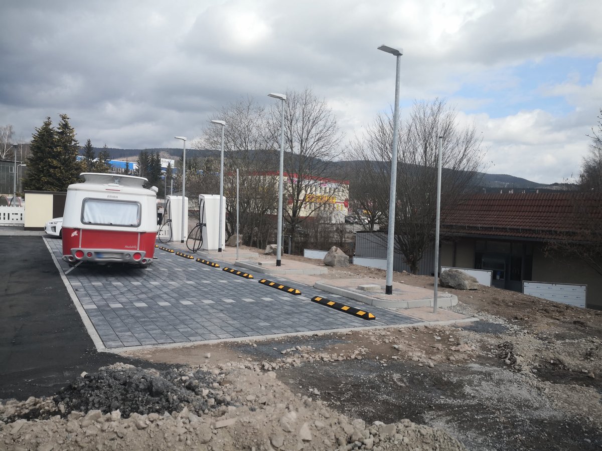 electricfelix's tweet photo. In Thüringen, Germany some #hyperchargers delivering #300kW were just put into place by @TEAG_info directly opposite of the Tesla SuC. With room for expansion still!
Location: Zella Mehlis
Cheap charging here using #Mobility+ by @EnBW
#alwaysbecharging
#public
#infrastructure
⚡️ https://t.co/W4J5ikMPY6