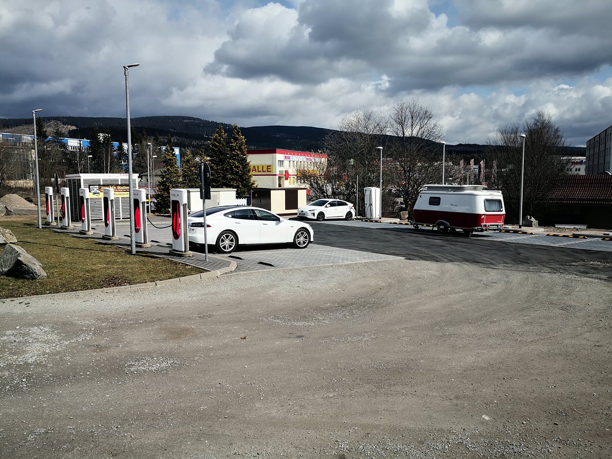 electricfelix's tweet photo. In Thüringen, Germany some #hyperchargers delivering #300kW were just put into place by @TEAG_info directly opposite of the Tesla SuC. With room for expansion still!
Location: Zella Mehlis
Cheap charging here using #Mobility+ by @EnBW
#alwaysbecharging
#public
#infrastructure
⚡️ https://t.co/W4J5ikMPY6