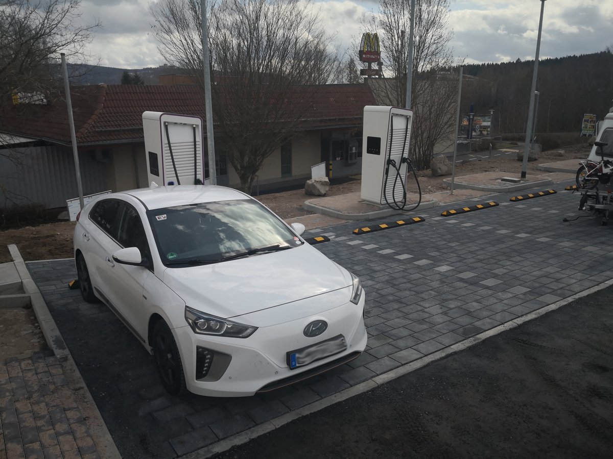 electricfelix's tweet photo. In Thüringen, Germany some #hyperchargers delivering #300kW were just put into place by @TEAG_info directly opposite of the Tesla SuC. With room for expansion still!
Location: Zella Mehlis
Cheap charging here using #Mobility+ by @EnBW
#alwaysbecharging
#public
#infrastructure
⚡️ https://t.co/W4J5ikMPY6