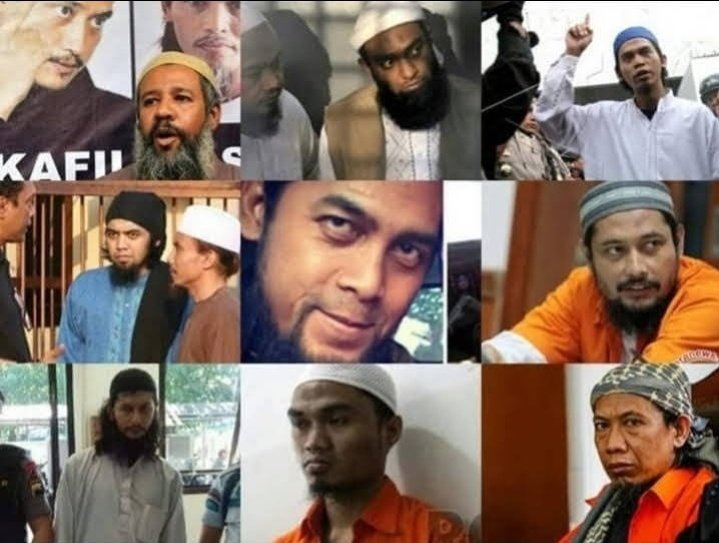 Dosa apakah yang telah dilakukan bidadari sehingga harus mendapatkan suami seperti mereka ??? 😁😁
Penghuni surga mukanya ko pada seyeeeeem n mengerikan😣
iiih tatuuuuuutt😎🙈🙈