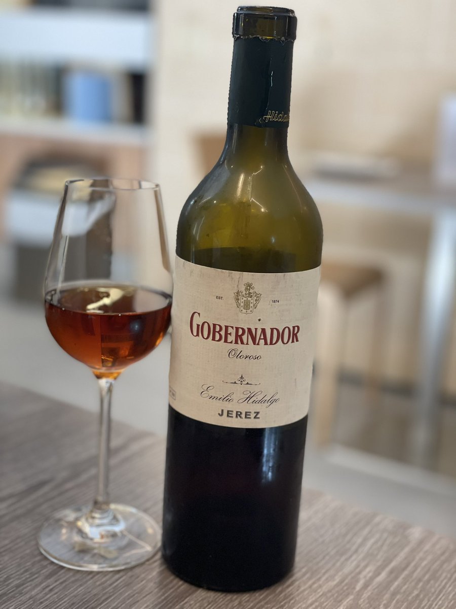 DavidPuertoR's tweet photo. Hace unos días estuve copeando por el centro de #Jerez con el gran @SherryMan17 e hicimos ronda oxidativa. Y vaya qué ronda y qué sabores 

#sherrylovers #sherrywine #winelovers https://t.co/tEEktlyrGA