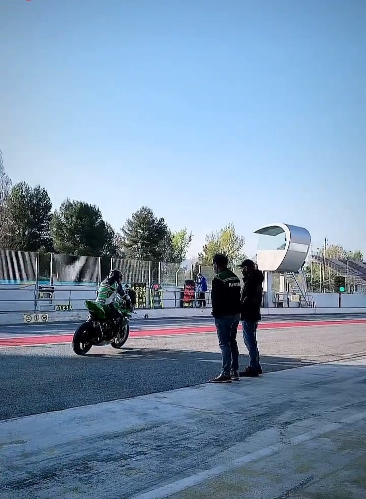 Corazondef1's tweet photo. @WorldSBK
#CatalanTest
Comenzó la actividad para la categoria #SSport300 en @Circuitcat_es .
A pista el mendocino #JoelRomero Número 22 en la moto Kawasaki del #SMWRacing .
Dos tandas de 2horas para lunes y martes .
🇦🇷
S1: 04.00hs a 06.00hs
S2:09.00hs a 11.00hs https://t.co/uthG5GKDIQ