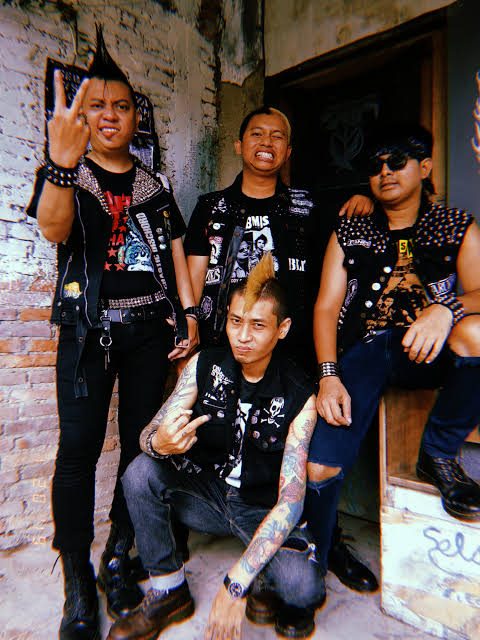 fajar17's tweet photo. punk                            penumpunk https://t.co/yW1B4pzXHH